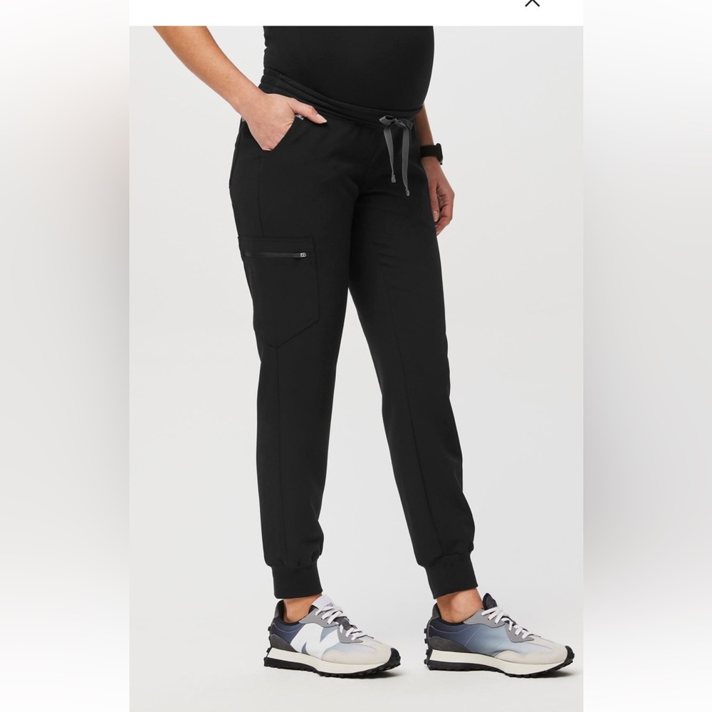 Figs petite maternity jogger scrubs